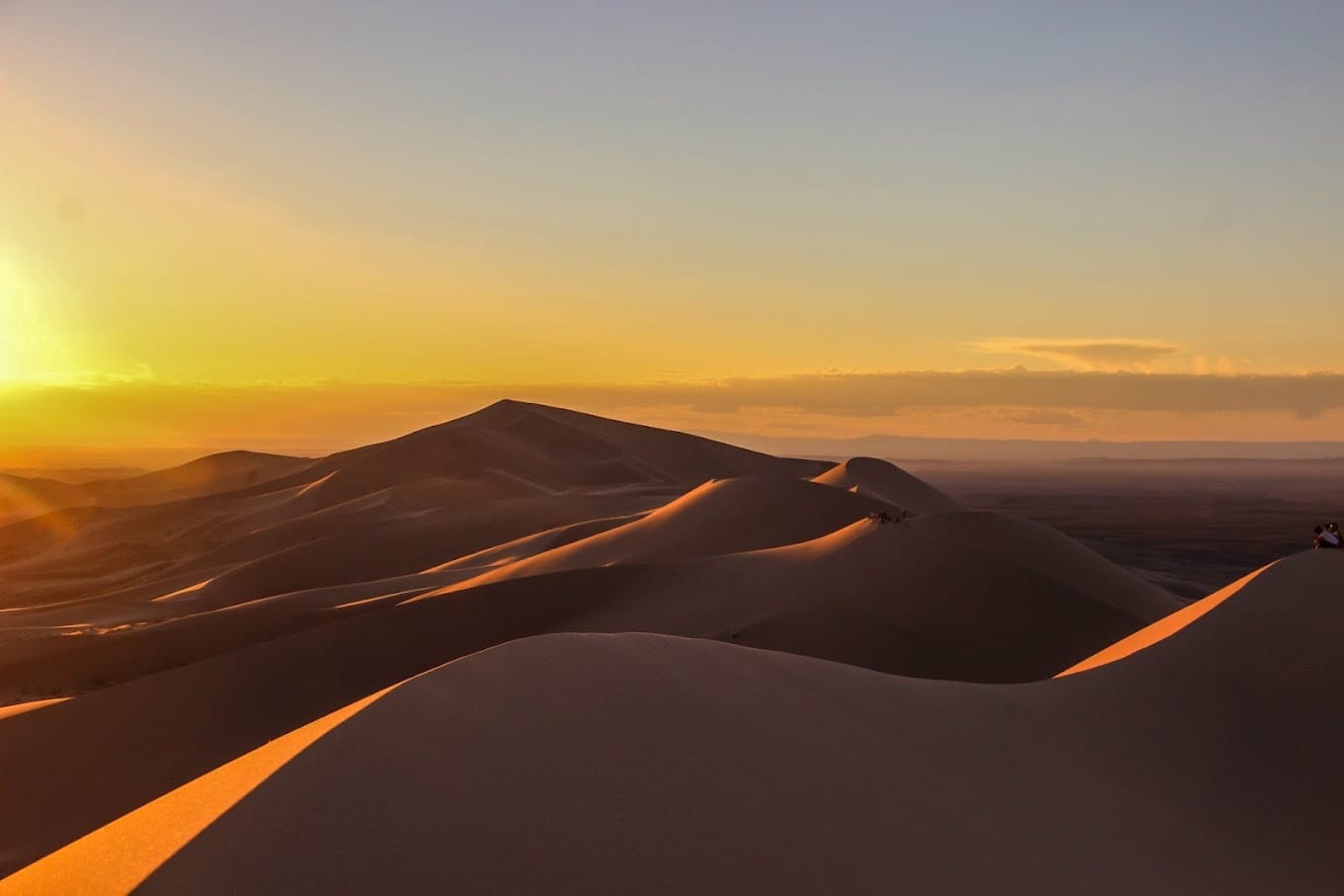 Khongor sand dune